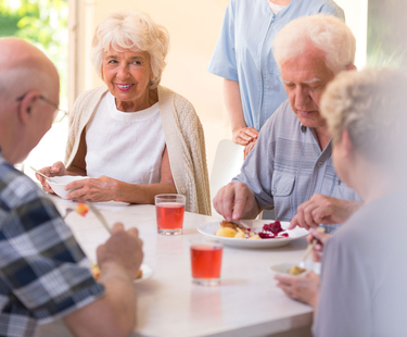 Mittagessen im Seniorenheim Smart Cuisine